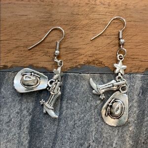 ‎Boots and hat earrings